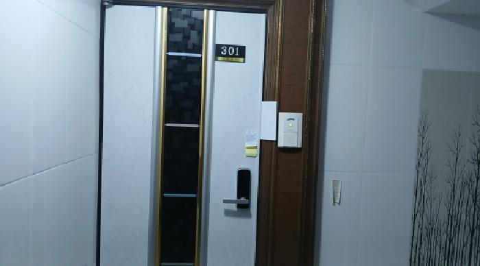 목록2 건물 301호 출입문 모습