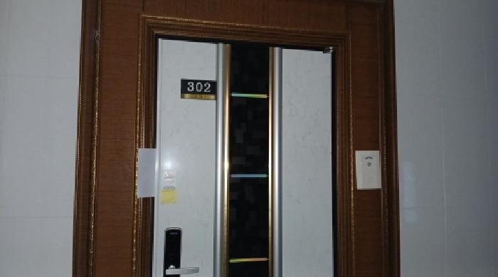 목록2 건물 302호 출입문 모습