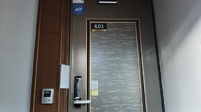 목록2 건물 401호 출입문 모습