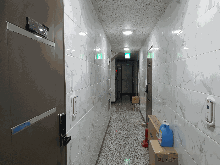 본건 건물 지1층 복도1