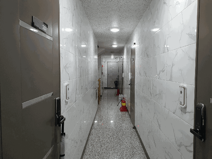 본건 건물 1층 복도