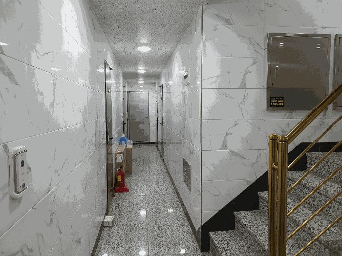 본건 건물 지1층 복도2