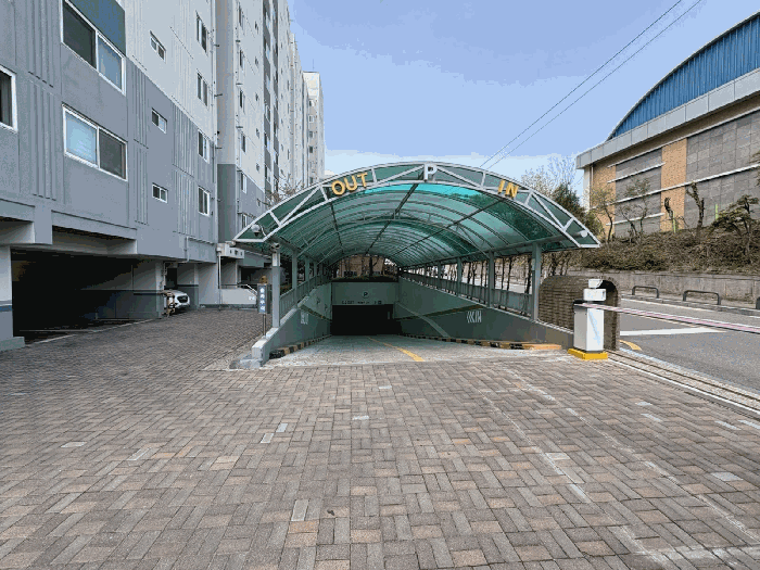 지하 주차장 출입구