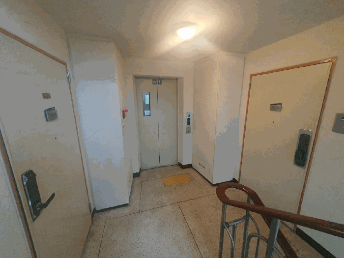 본건 앞 계단실 전경