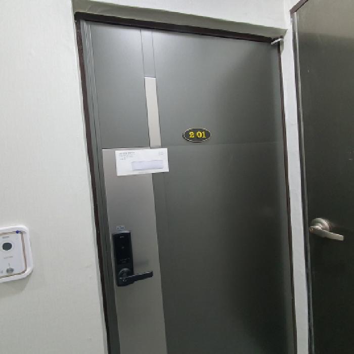 201호 세대현관문 전경 