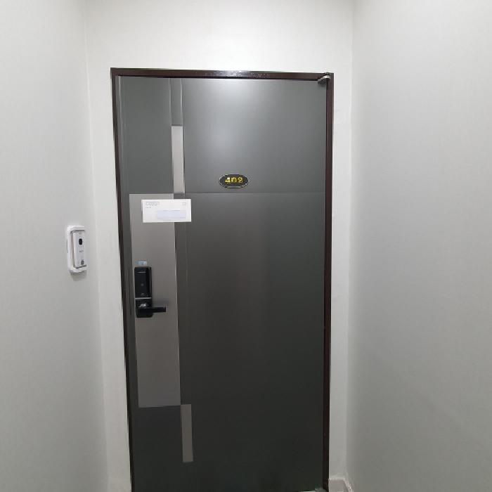 402호 세대현관문 전경 