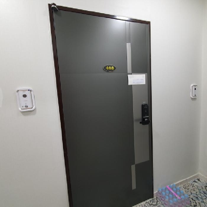 403호 세대현관문 전경 