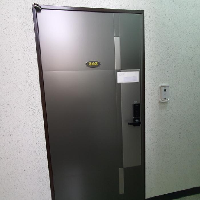 303호 세대현관문 전경 