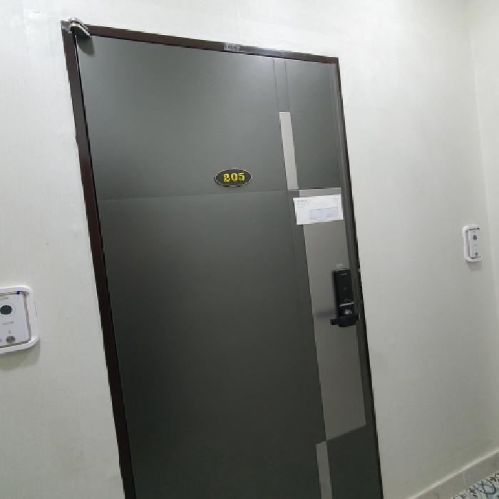 205호 세대현관문 전경 