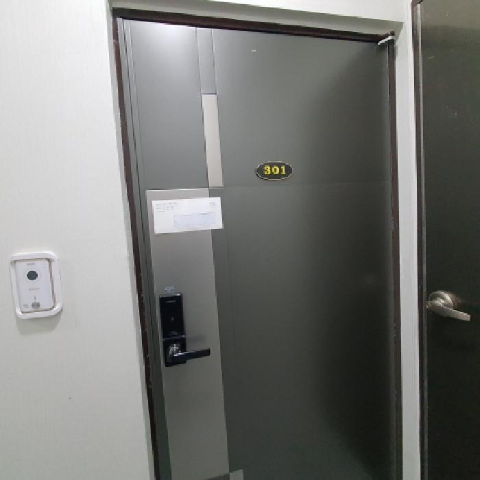 301호 세대현관문 전경 