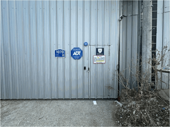 본건 출입구 전경