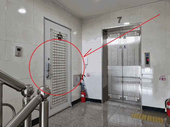 제7층 및 본건출입문