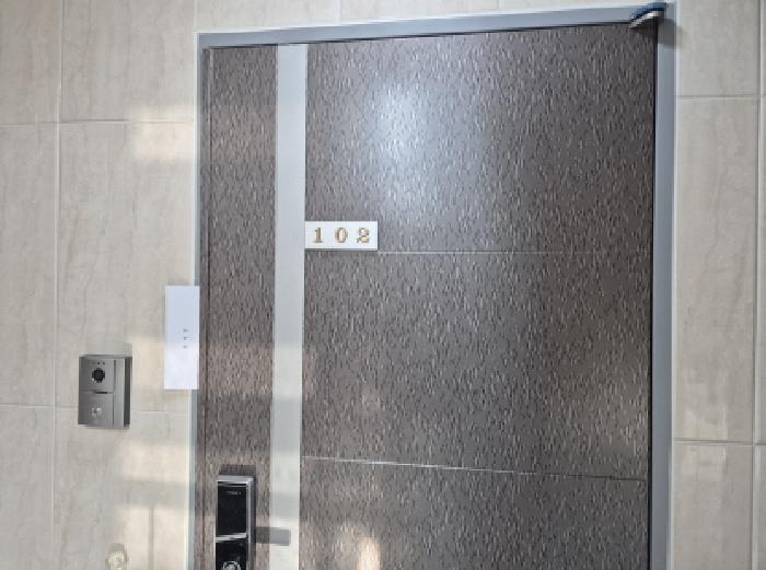 세대출입문(102호)