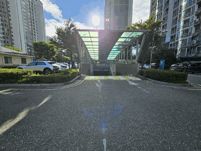 [지하주차장 출입구]