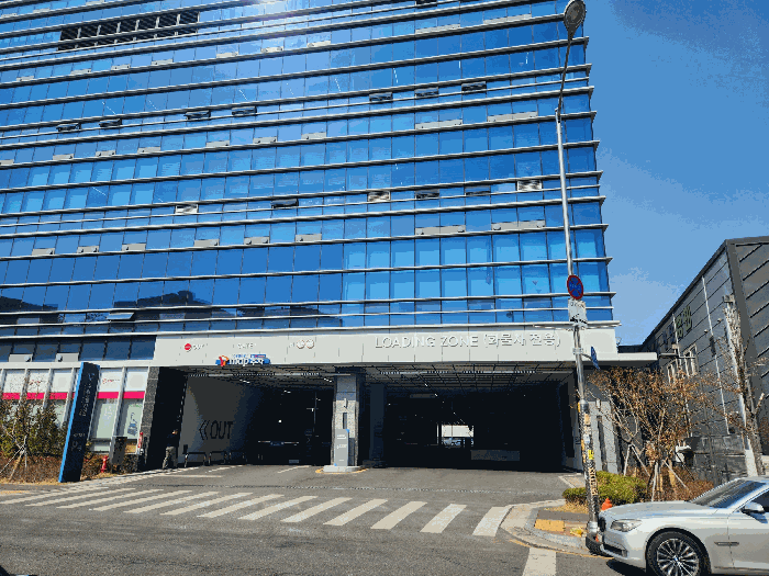 본건 건물 주차장 출입구
(남측)