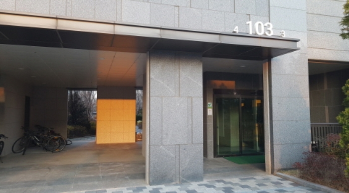 * 본건 목적물 소재 동 공동출입구 전경