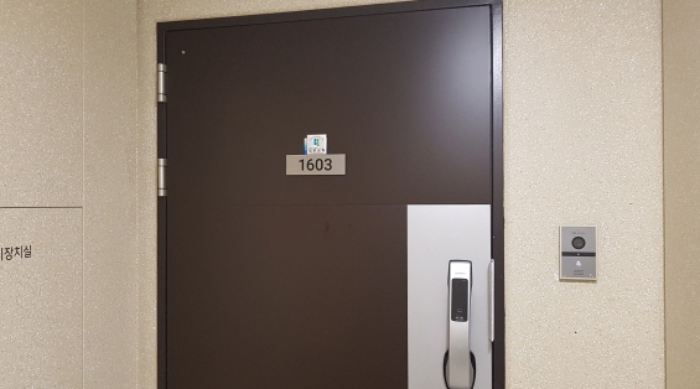 * 본건 목적물 현관문 전경