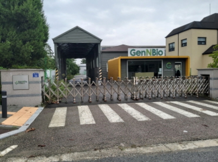 * 본건 목적물 출입문 전경