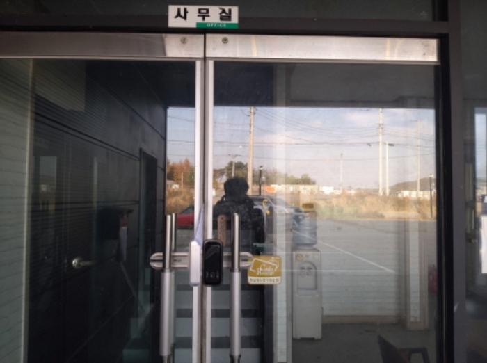 * 본건 목적물 8. 출입문 전경