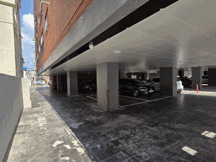 진입로 및 피로티 주차장