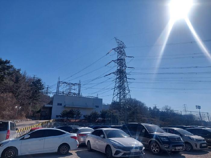 이건 토지 주변 송전탑 및 주차장