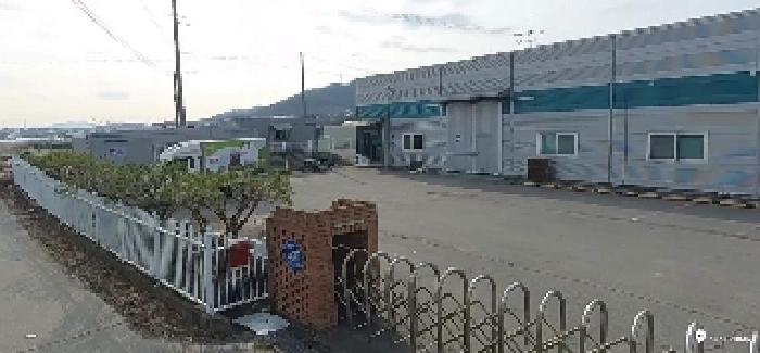 이건 공장 출입 게이트 - 시정장치가 되어 있어 출입 불가