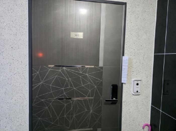 3층 301호 부동산현황조사 안내문 사진