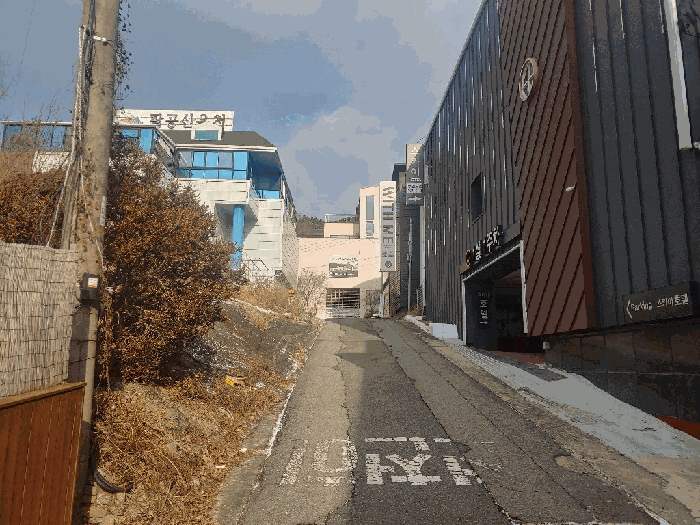 대상물건 남서측 진입도로쪽 전경