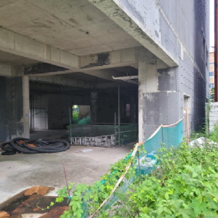 본건 1,2항 대지에 위치한 미완공된 건축물 1층 전경사진.