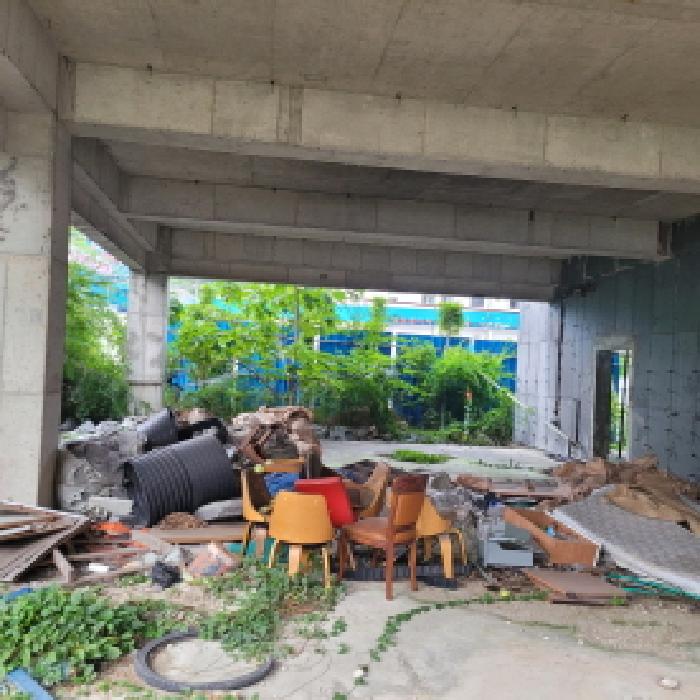 본건 1,2항 대지에 위치한 미완공된 건축물 1층 전경사진.