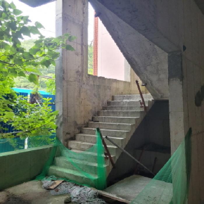 본건 1,2항 대지에 위치한 미완공된 건축물 1층 전경사진.