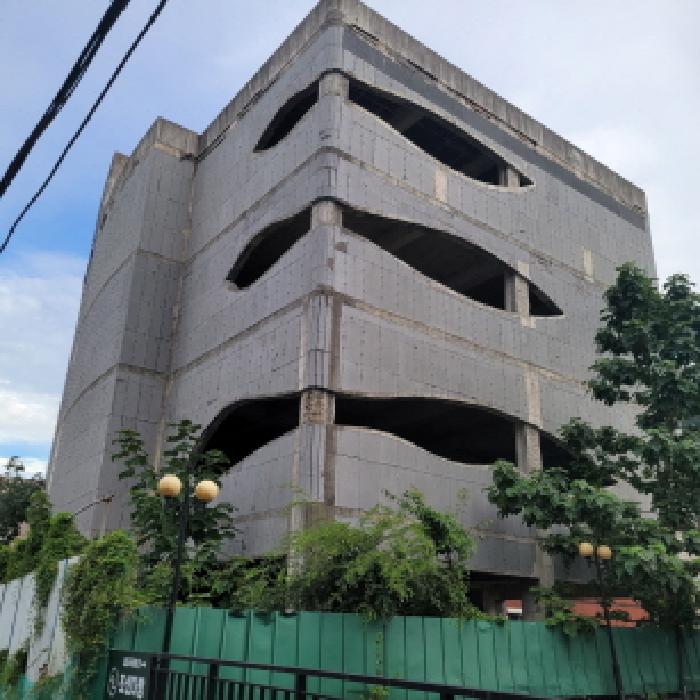 본건 1항2항 대지에 위치한 미완공된 건축물을 여수버스터미널 방향에서 바라본 사진.