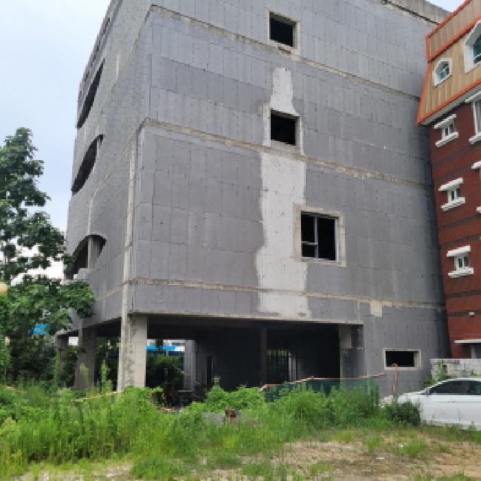 본건 1항,2항에 대지에 위치한 미완공된 건축물 진입로.