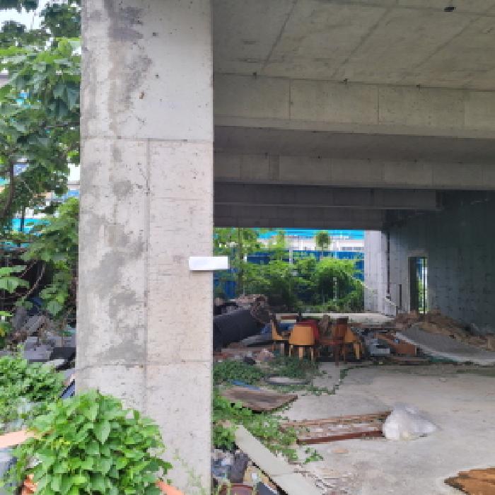 본건 1항,2항에 대지에 위치한 미완공된 건축물 진입로.