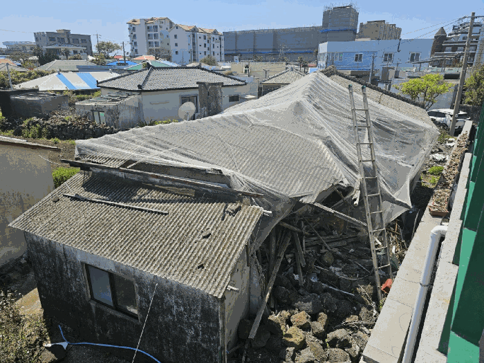 기호(1) 지붕 및 측후면 파손 및 일부 붕괴