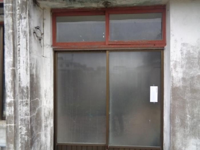 소재지 1.(상모로289번길 3) 제시 건물(본건물) 출입문에 안내문 부착 사진