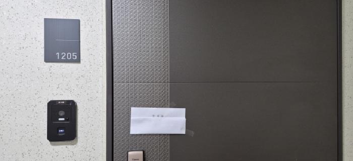 전유세대 출입문(현황조사 안내문 부착)