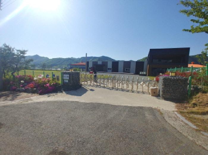 공장 건물 전경