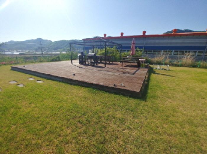 제시외 원목데크, 철제휴게시설물 모습