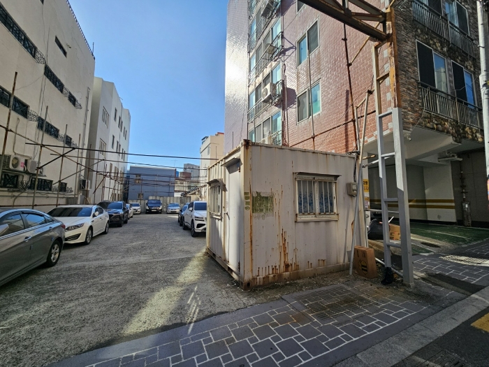 본건 소재 컨테이너