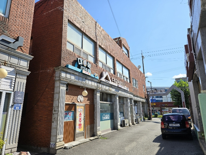 [기호(가): 본건 전경 (북 → 남)]