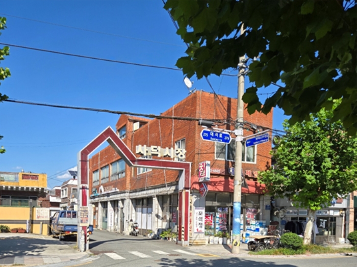 [본건 및 주변 전경 (북동 → 남서)]