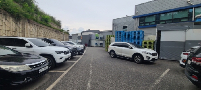 목록 1 토지 및 목록 6 건물과 토지상 제시외 천막조가시설물, 컨테이너 전경