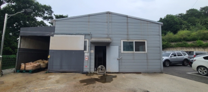 목록 1 토지상 제시외 가건물(폐수처리장)및 가건물과 연결된 천막조 가시설물 전경