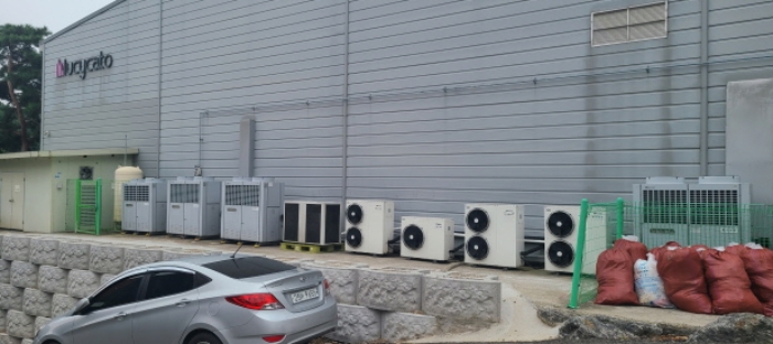 목록 2 토지 상 제시외 가건물과 실외기 등 전경