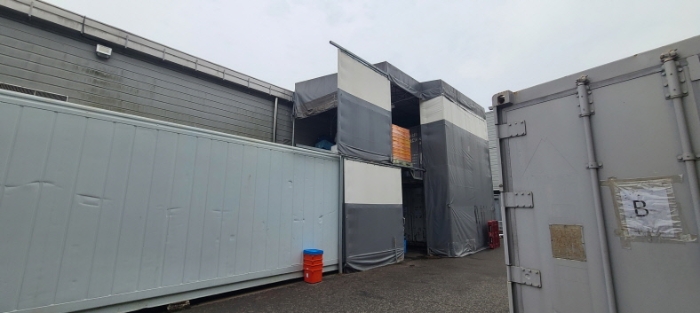 목록 1 토지상 목록 6 건물과 연결된 제시외 천막조 가시설물과 컨테이너 전경