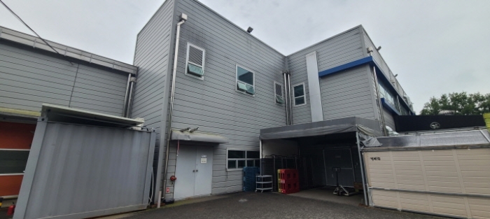 목록 6 건물 및 목록 1 토지상 목록 6 건물과 연결된 제시외 천막조 가시설물, 택배함, 컨테이너 전경