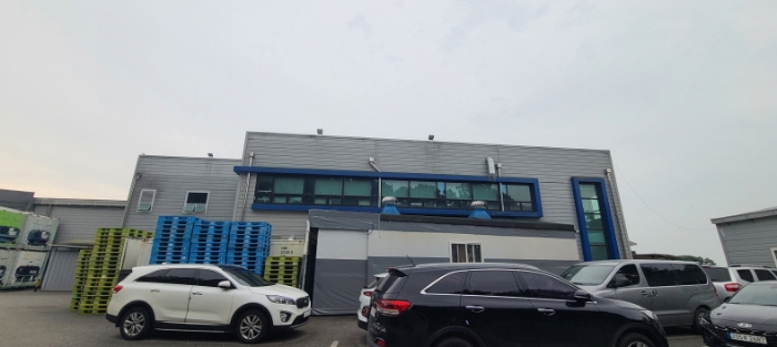 목록 6 건물 및 목록 1 토지상 제시외 목록 6 건물과 연결된 천막조 가시설물과 컨테이너 전경