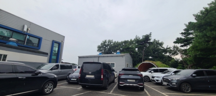 목록 1 토지 상 제시외 폐수처리장 및 흡연시설 전경