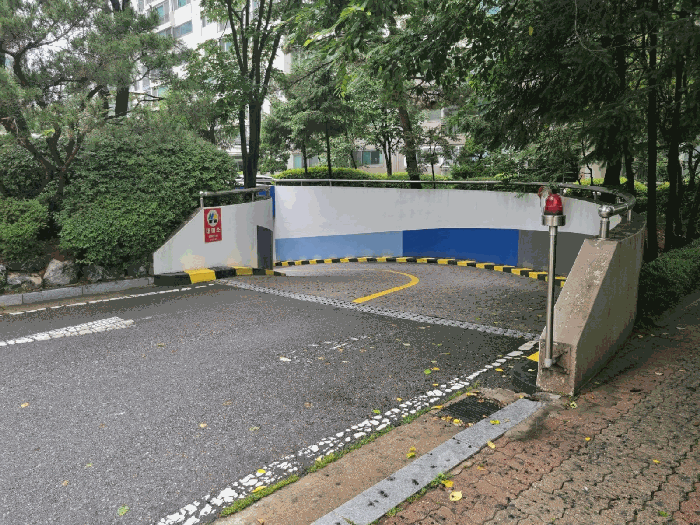 본건 건물 지하주차장 입구
